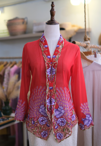 UNA KEBAYA TOP IN RUBY AMETHYST