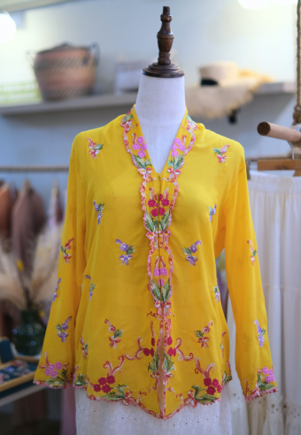 NINA KEBAYA BUTTON TOP IN MEDALLION