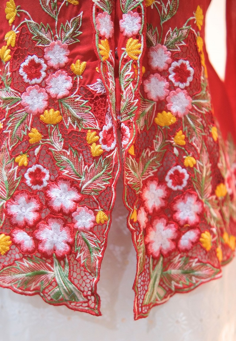 NINA KEBAYA BUTTON TOP 10.0 IN RED MAPLE