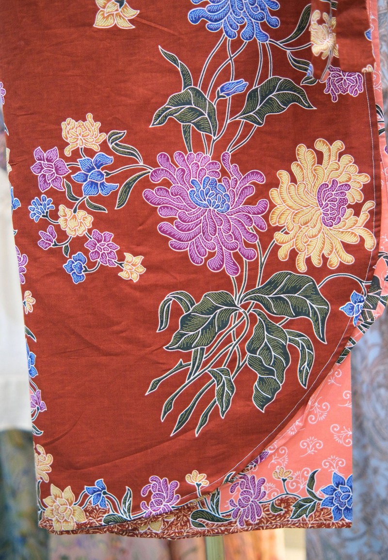 FLORA PAREO BATIK IN SIENNA