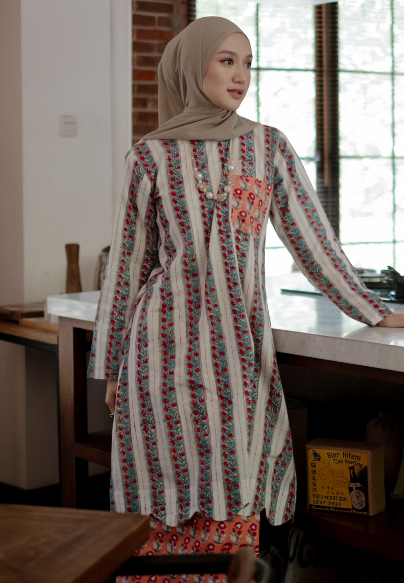 SORAYA KURUNG PAHANG IN RED SALMON (PRE-ORDER)