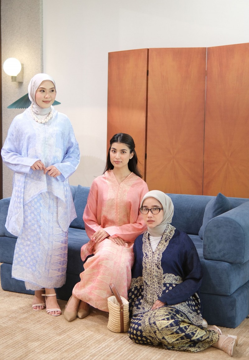 MAYRA KEBAYA SET IN RUDDY BLUE