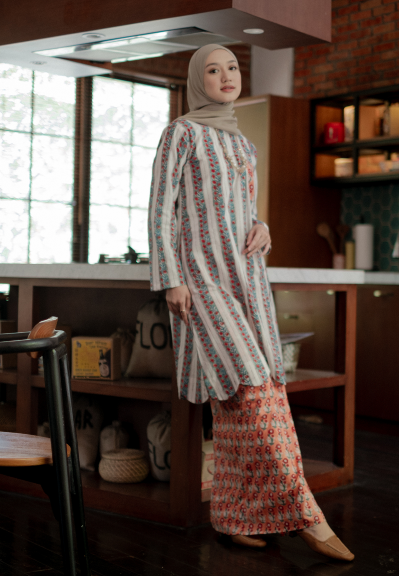 SORAYA KURUNG PAHANG IN RED SALMON (PRE-ORDER)