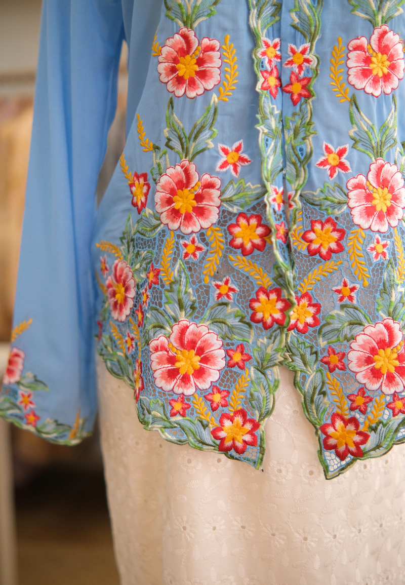 HANA KEBAYA BUTTON  TOP IN BLUE LEMON