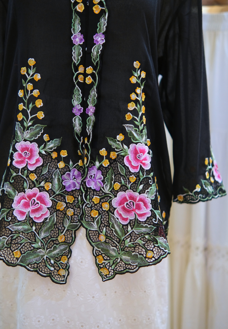 NINA KEBAYA BUTTON TOP 5.0 IN NOIR BLACK