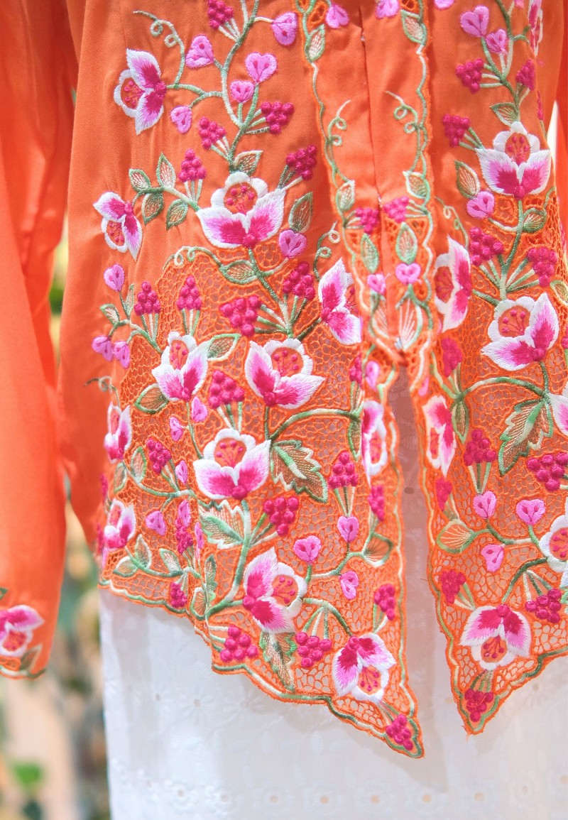 NINA KEBAYA BUTTON TOP 10.0 IN TANGERINE