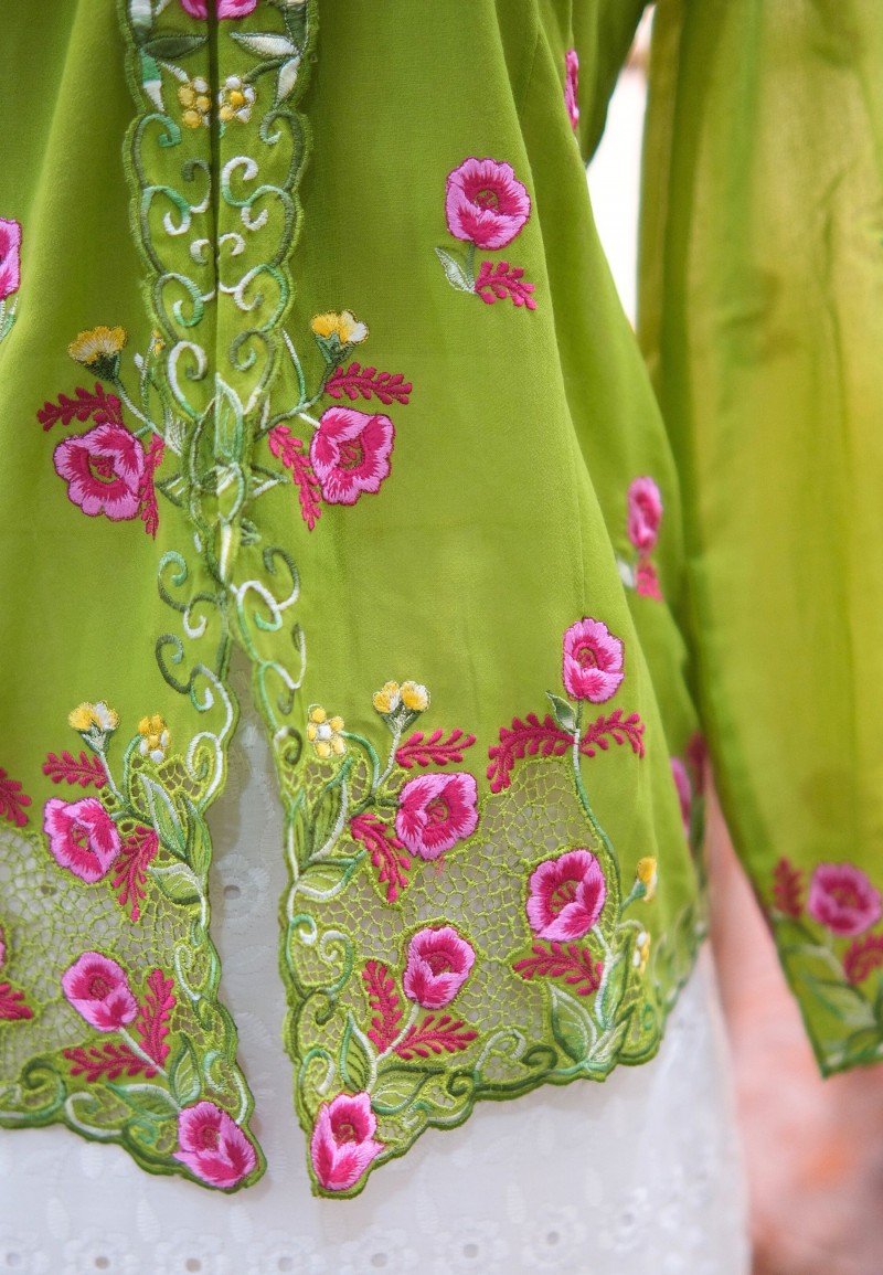 HANA KEBAYA BUTTON TOP 3.0 IN ROSE GREEN