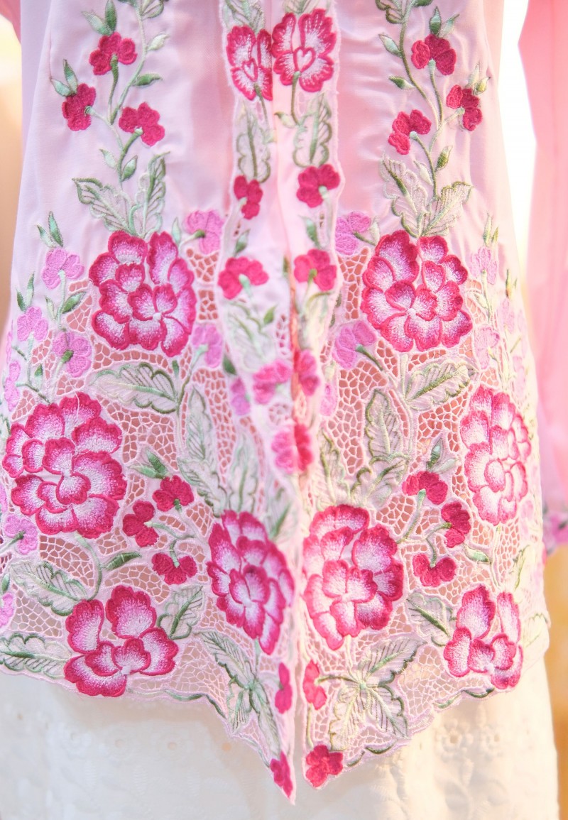 ARIA KEBAYA TOP  IN STRAWBERRY YOGURT