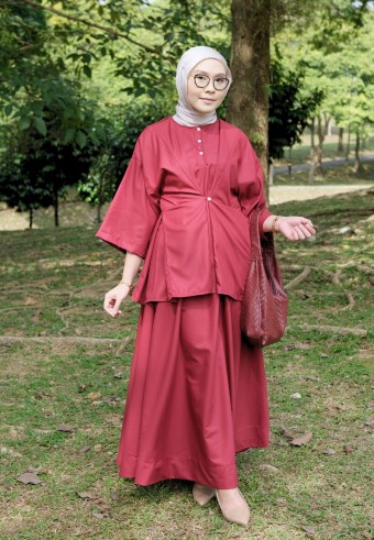 ASTRID SET SKIRT IN GLOSSY MAROON