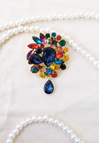 BROOCH IN COLOURFULL DIAMOND