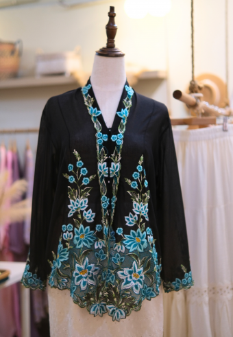 NINA KEBAYA BUTTON TOP 5.0 IN ICE BLACK