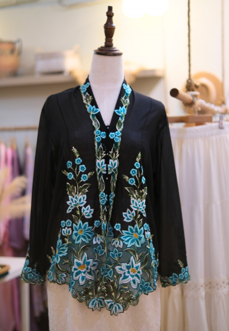 NINA KEBAYA BUTTON TOP 5.0 IN ICE BLACK