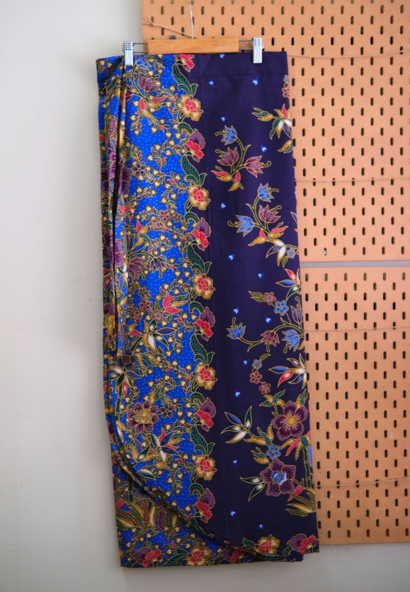 FLORAL PAREO BATIK IN DARK BLUE
