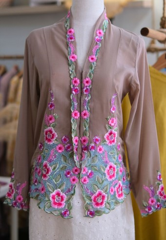 HANA KEBAYA BUTTON TOP IN CINEREOUS
