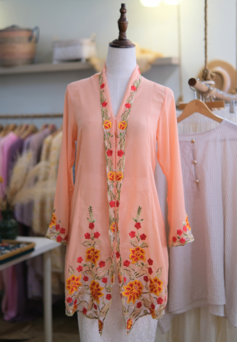 NORA LONG KEBAYA BUTTON IN PEACH