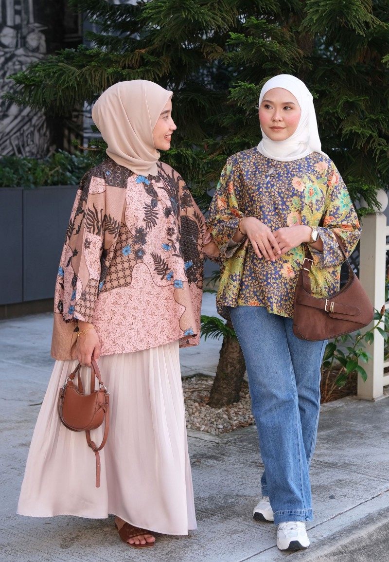 JOYCE BLOUSE BATIK IN DENIM FLOWER