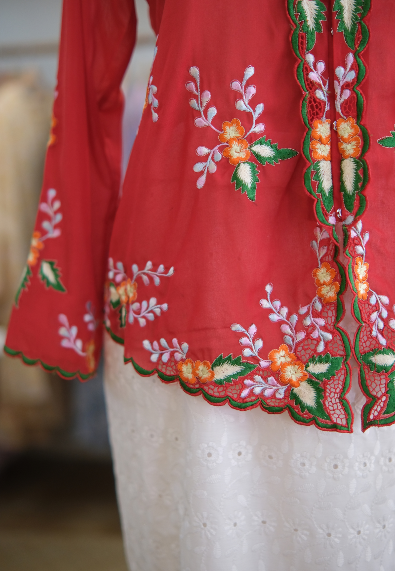 HANA KEBAYA BUTTON  TOP IN RED GREEN