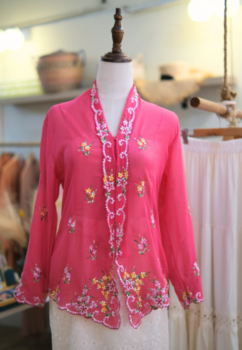 NINA KEBAYA BUTTON TOP IN RUBINE