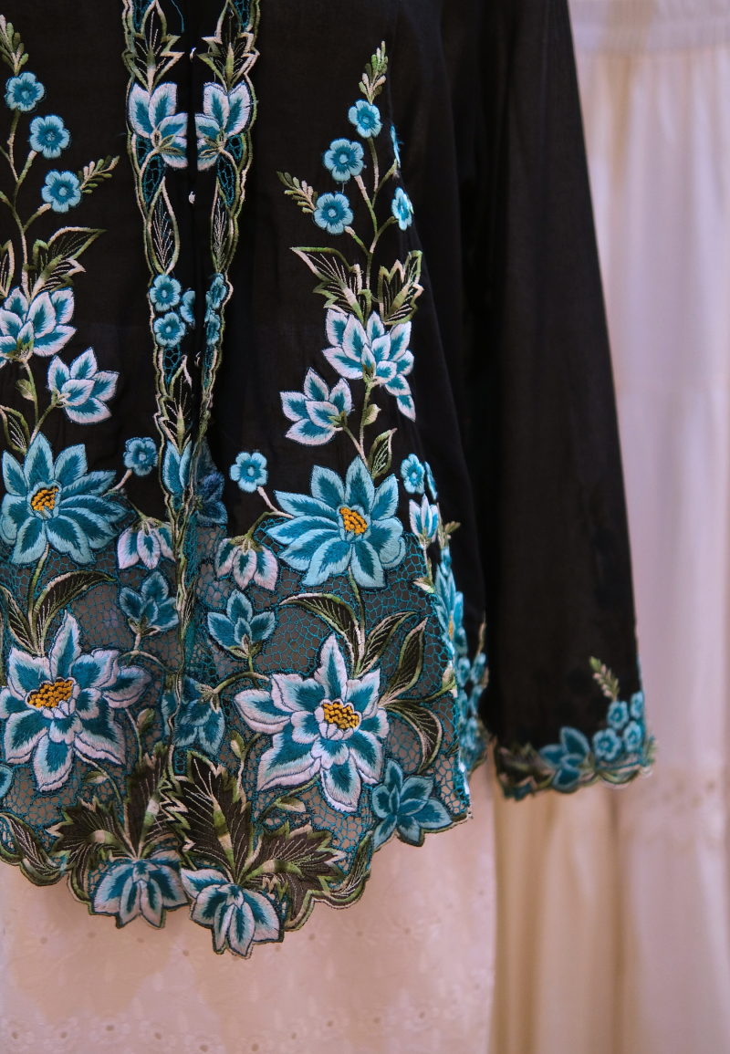 NINA KEBAYA BUTTON TOP 5.0 IN ICE BLACK