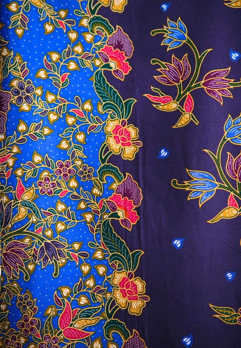FLORAL PAREO BATIK IN DARK BLUE