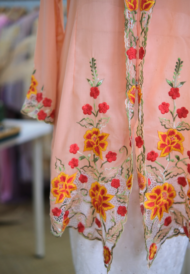 NORA LONG KEBAYA BUTTON IN PEACH