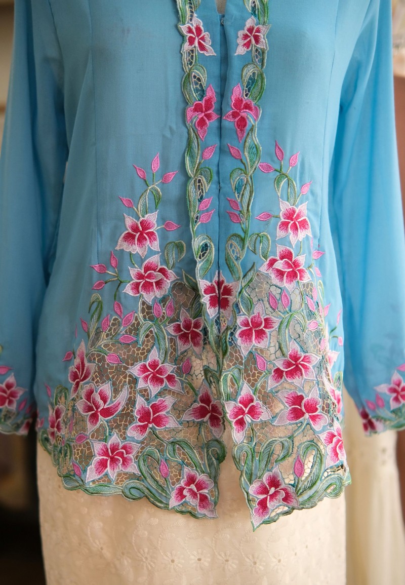 NINA KEBAYA 6.0 BUTTON TOP IN SKY AZURE
