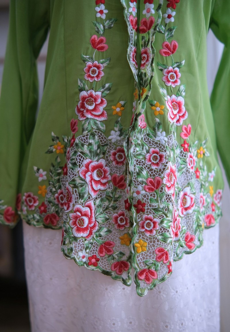 NINA KEBAYA 6.0 BUTTON TOP IN GRASS