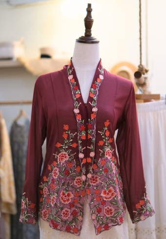 NINA KEBAYA BUTTON TOP IN SANGRIA