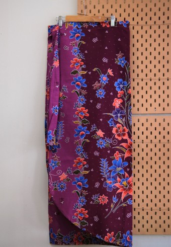 FLORA PAREO BATIK IN PLUM