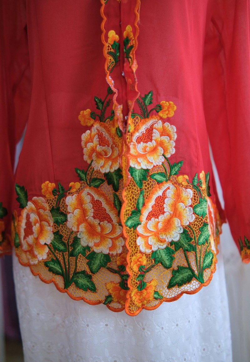 NINA KEBAYA 6.0 BUTTON TOP IN VIVID AUBURN