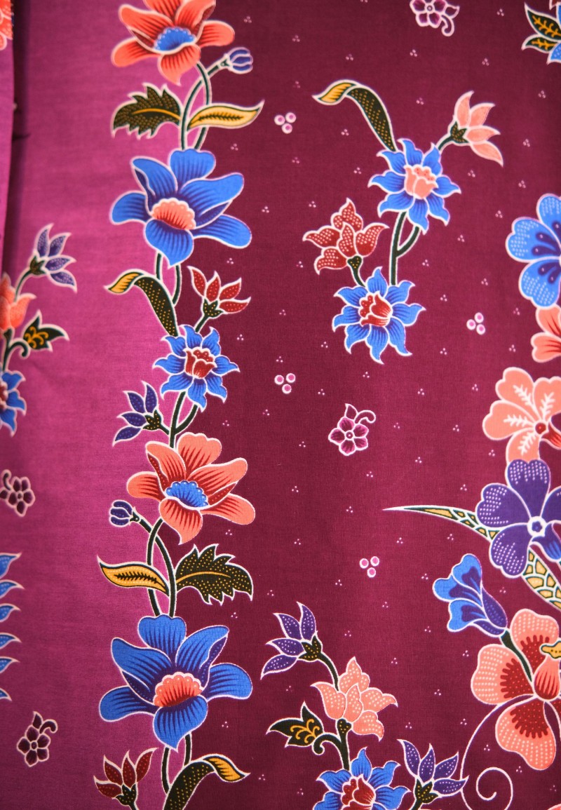 FLORA PAREO BATIK IN PLUM