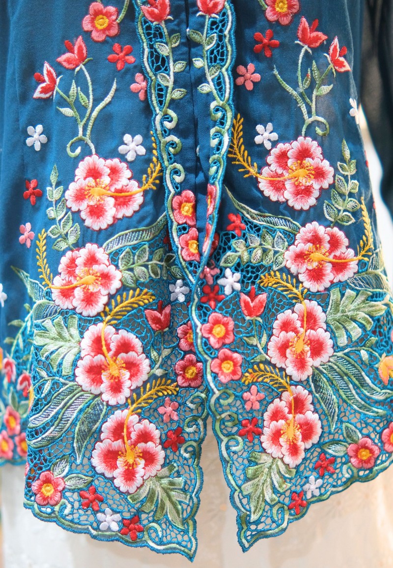 NINA KEBAYA BUTTON TOP 10.0 IN CLASSIC BLUE