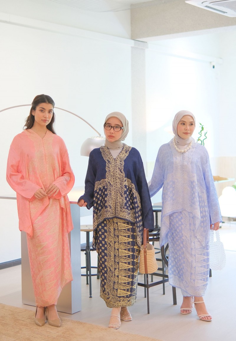 MAYRA KEBAYA SET IN FLAMINGO