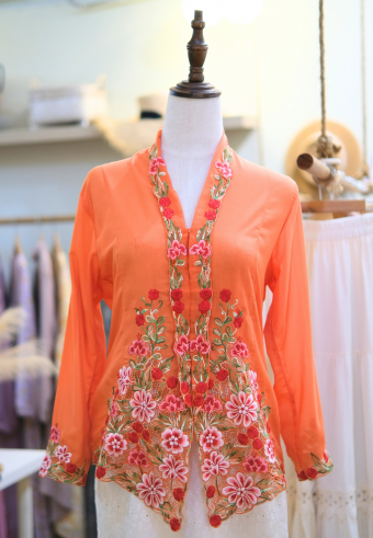 NINA KEBAYA BUTTON TOP IN SALAMENDER