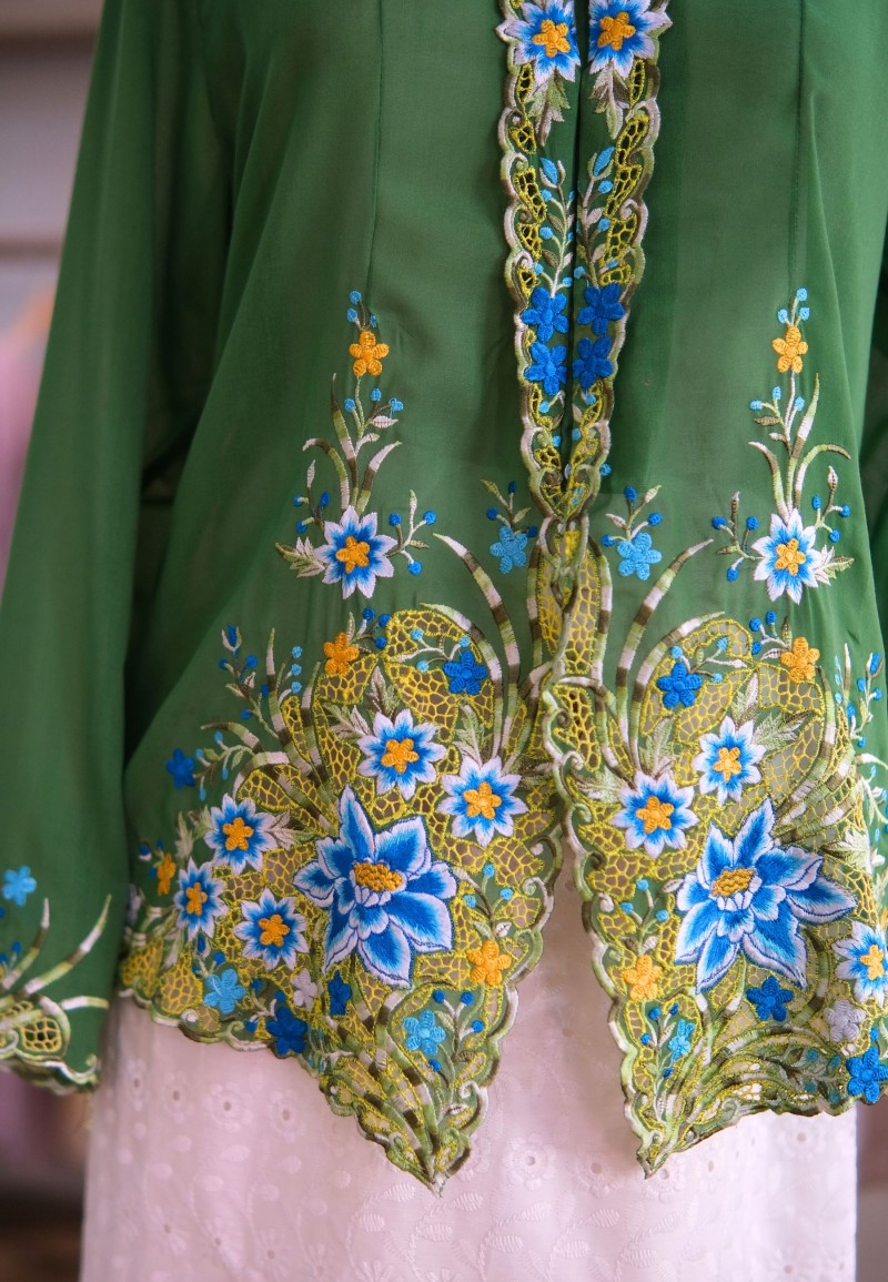 NINA KEBAYA BUTTON TOP 8.0 IN POSY GREEN