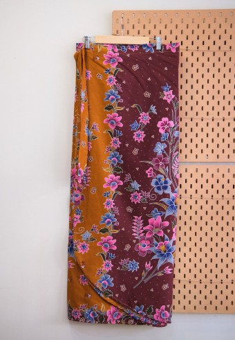 FLORA PAREO BATIK IN CARAMEL CHOC