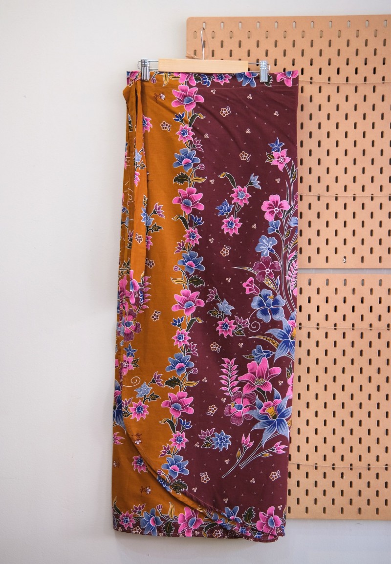 FLORA PAREO BATIK IN CARAMEL CHOC