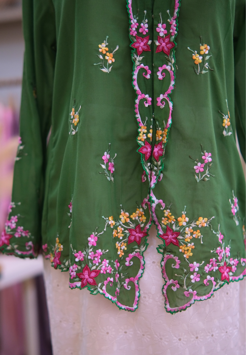 NINA KEBAYA BUTTON TOP 5.0 IN ENGLISH IVY