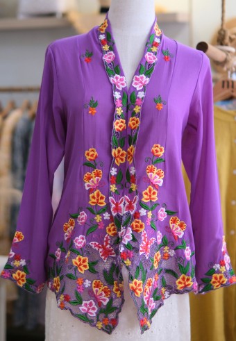 UNA KEBAYA BUTTON TOP IN ELECTRIC PURPLE