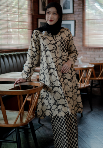 SORAYA KURUNG PAHANG IN CREAM PETALS (PRE-ORDER)