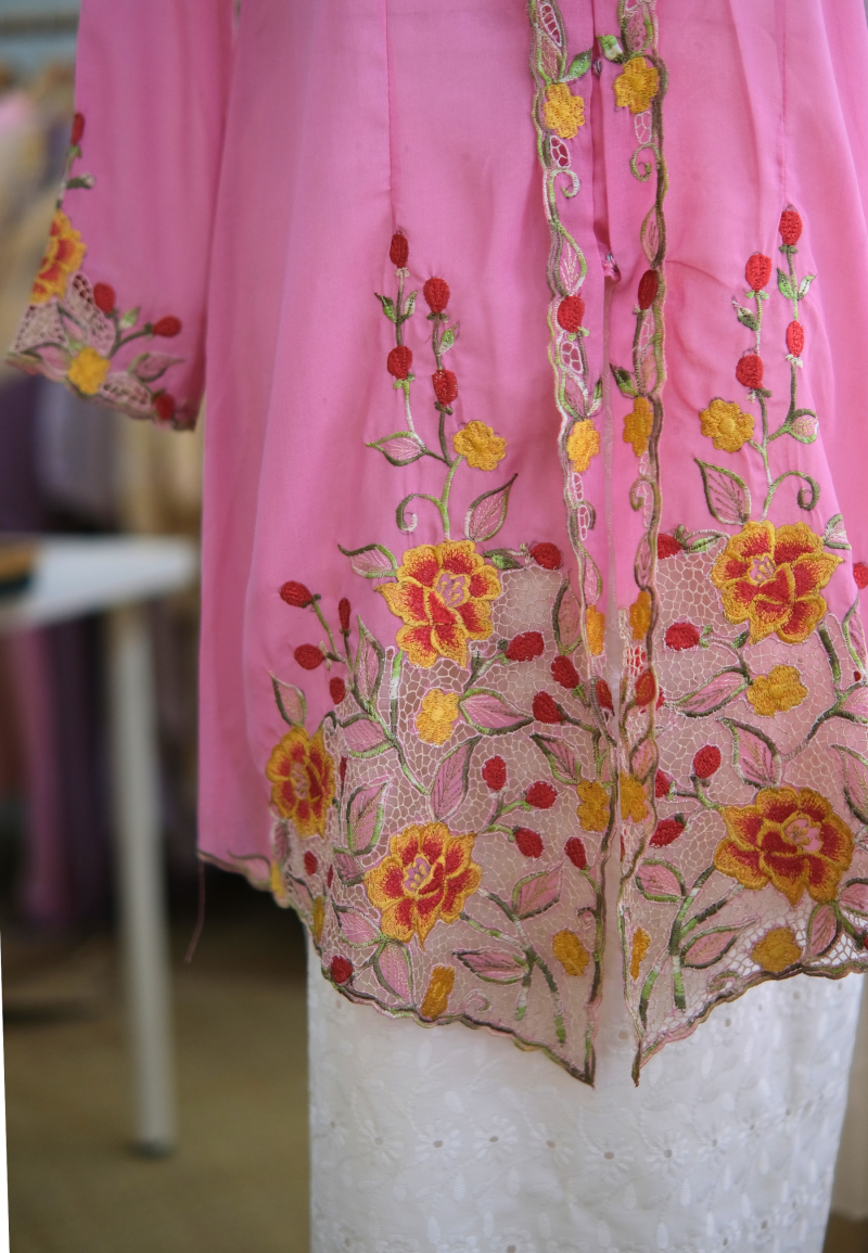 NORA LONG KEBAYA BUTTON IN BLUSH
