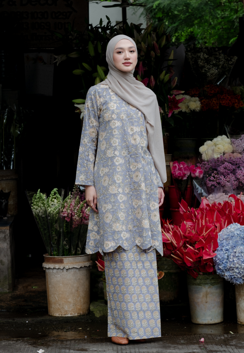 SORAYA KURUNG PAHANG IN DUSTY FLOWER (PRE-ORDER)