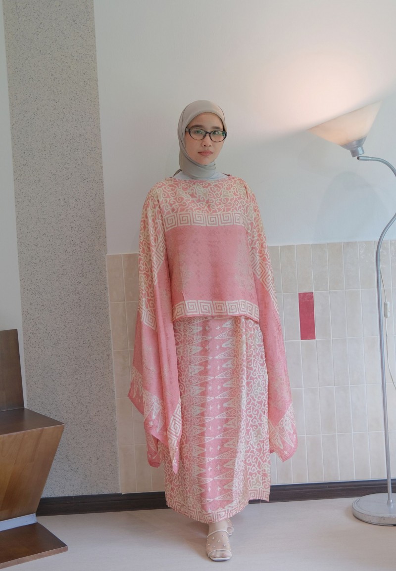 MAHESA KURUNG SET IN SUGAR CORAL