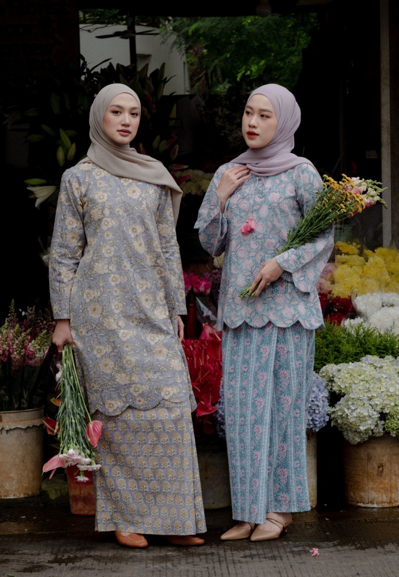 SORAYA KURUNG PAHANG IN DUSTY FLOWER (PRE-ORDER)