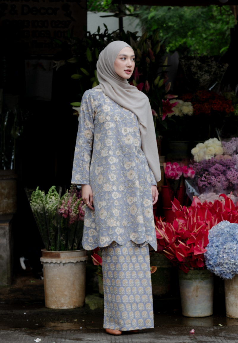 SORAYA KURUNG PAHANG IN DUSTY FLOWER (PRE-ORDER)