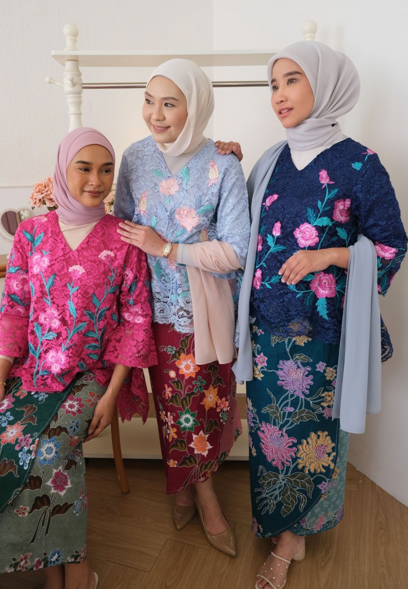 AIRI GLITTER LACE TOP IN NIGHT PINK