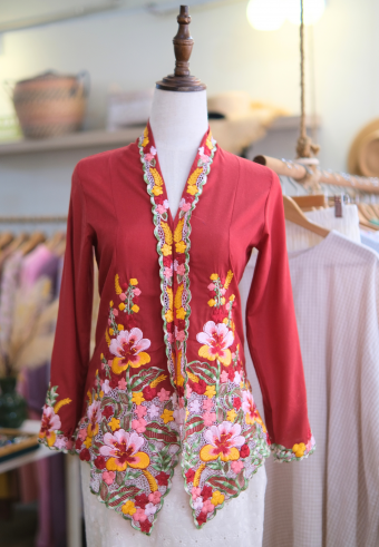 UNA KEBAYA TOP IN BURGANDY HONEY