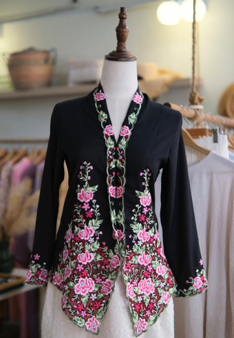 UNA KEBAYA TOP IN INK ROSES