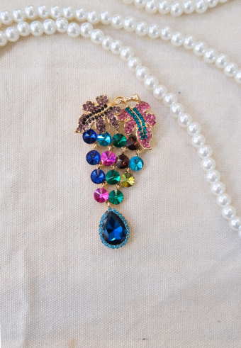 BROOCH IN GRAPE