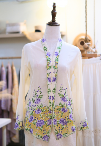 NINA KEBAYA BUTTON TOP IN FROST LAVENDER